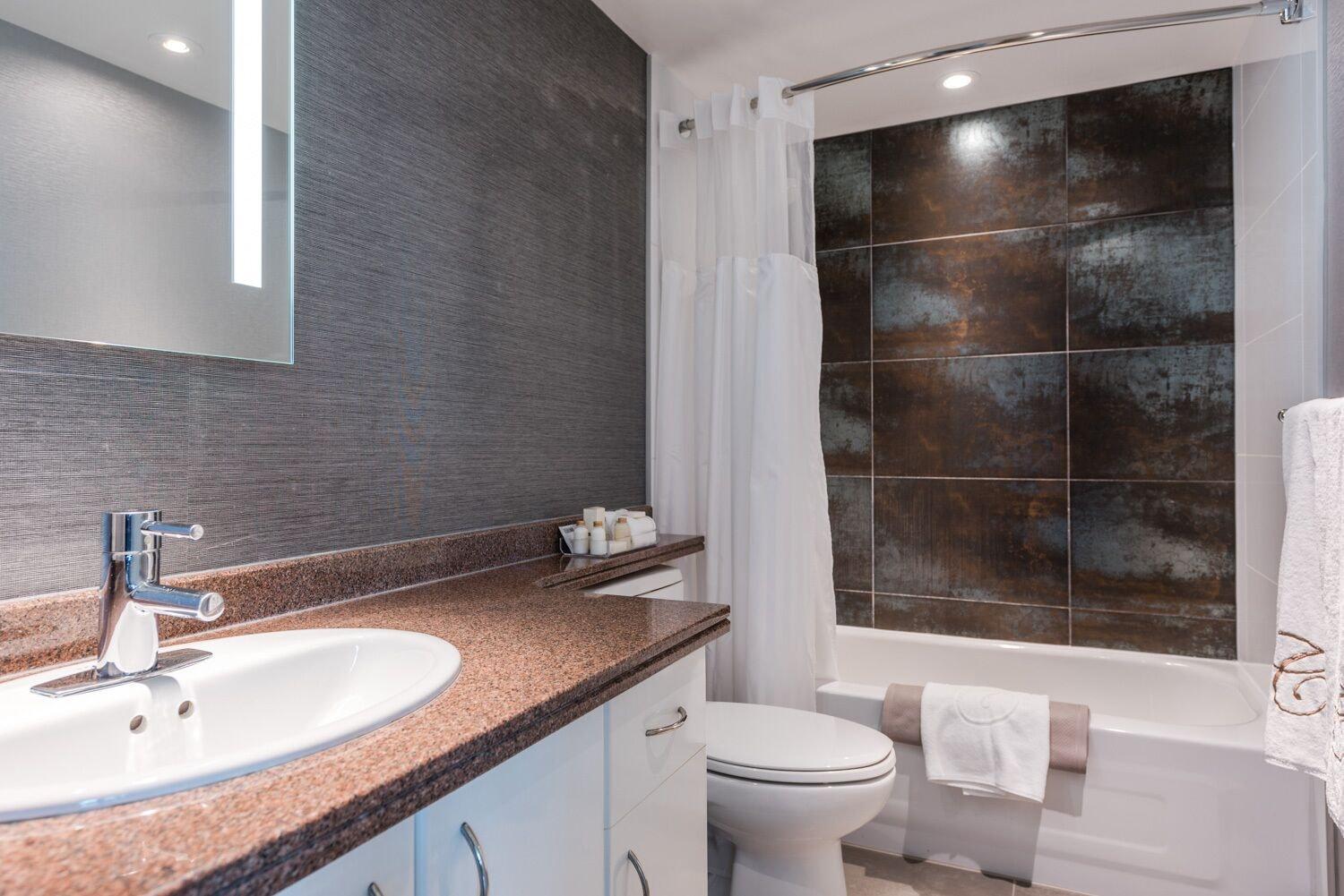 Carmana Hotel & Suites Ванкувър Екстериор снимка