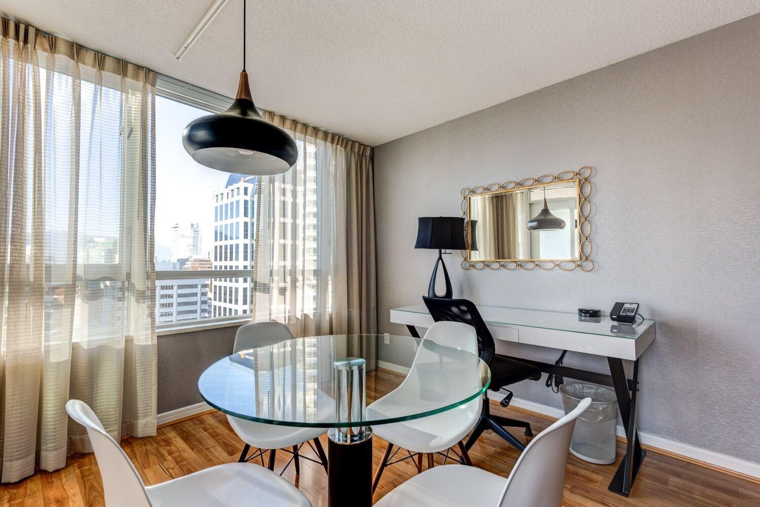 Carmana Hotel & Suites Ванкувър Екстериор снимка
