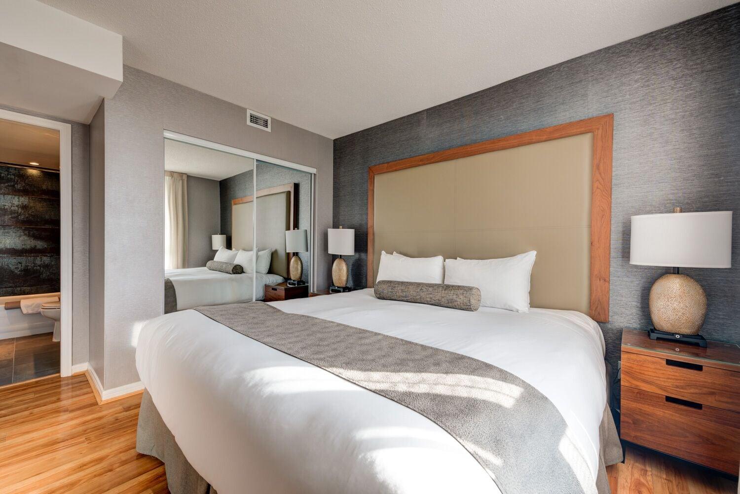 Carmana Hotel & Suites Ванкувър Екстериор снимка