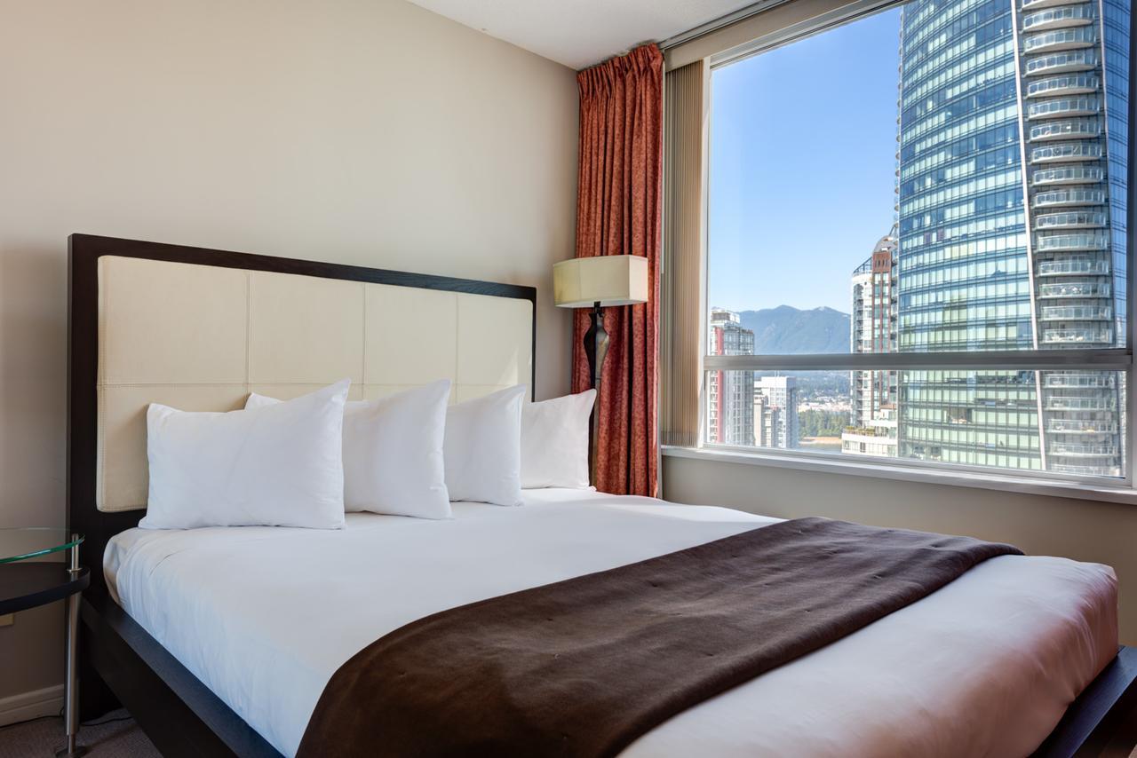 Carmana Hotel & Suites Ванкувър Екстериор снимка