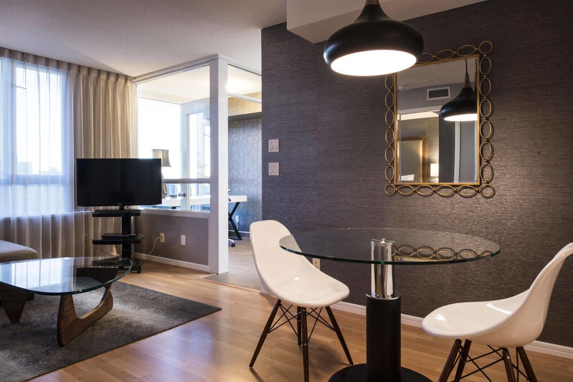 Carmana Hotel & Suites Ванкувър Екстериор снимка