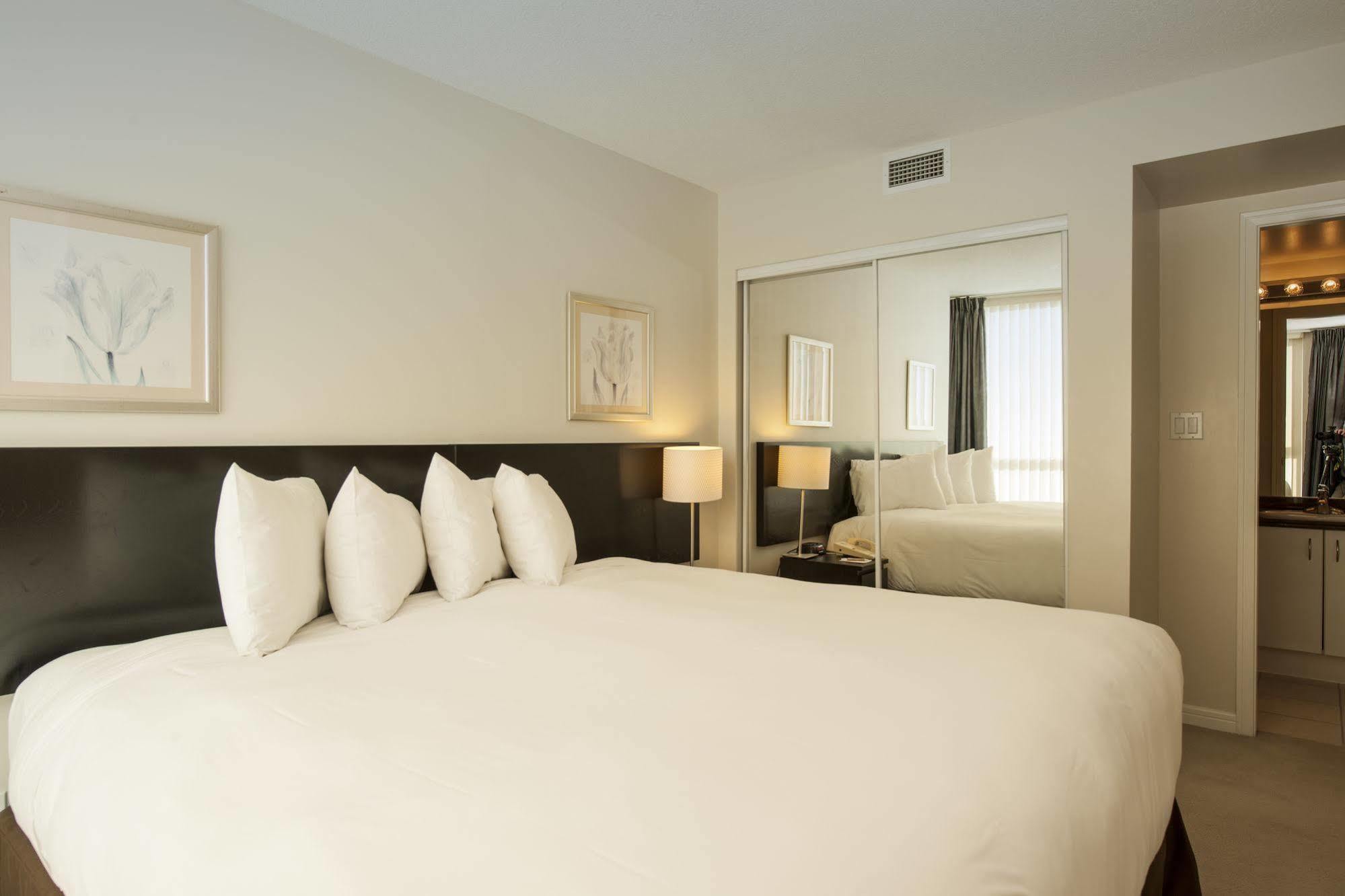 Carmana Hotel & Suites Ванкувър Екстериор снимка