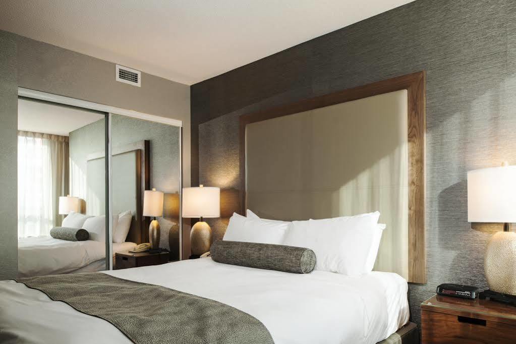 Carmana Hotel & Suites Ванкувър Екстериор снимка
